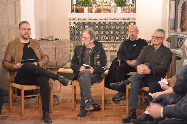 Fra venstre sognepræst Jaime Holst, Leif Lund og Vlado Lentz. I baggrunden sidder Per, der også er tidligere rocker.