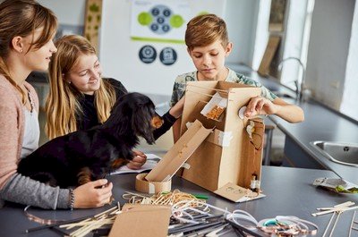 Elever på Østermarkskolen designer foderautomat til deres kæledyr