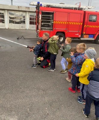 Børnehave på besøg på brandstation