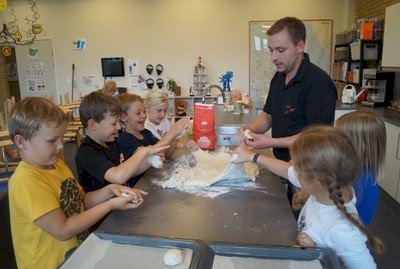 SFO-børn bager for en sag i Løgstør