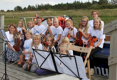 Nordjyllands Ungdomssymfoniorkester spiller med 3. klasse i Farsø