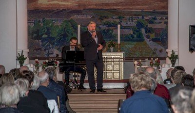 Stig Rossen sang for en fyldt Ranum Kirke